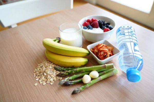 Продукты богатые пробиотиками и пребиотиками на столе